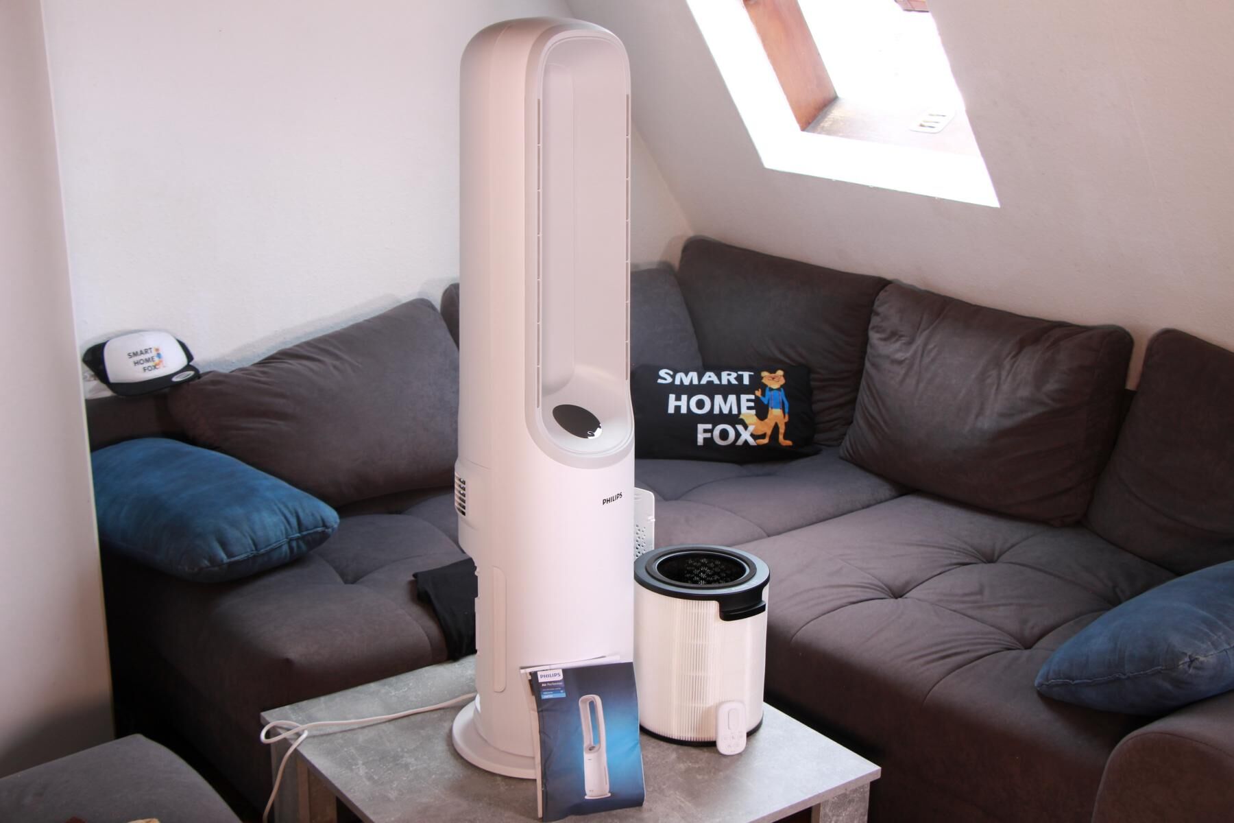 Der Lieferumfang des Philips Air Performer liegt neben dem Gerät auf einem Couchtisch. 